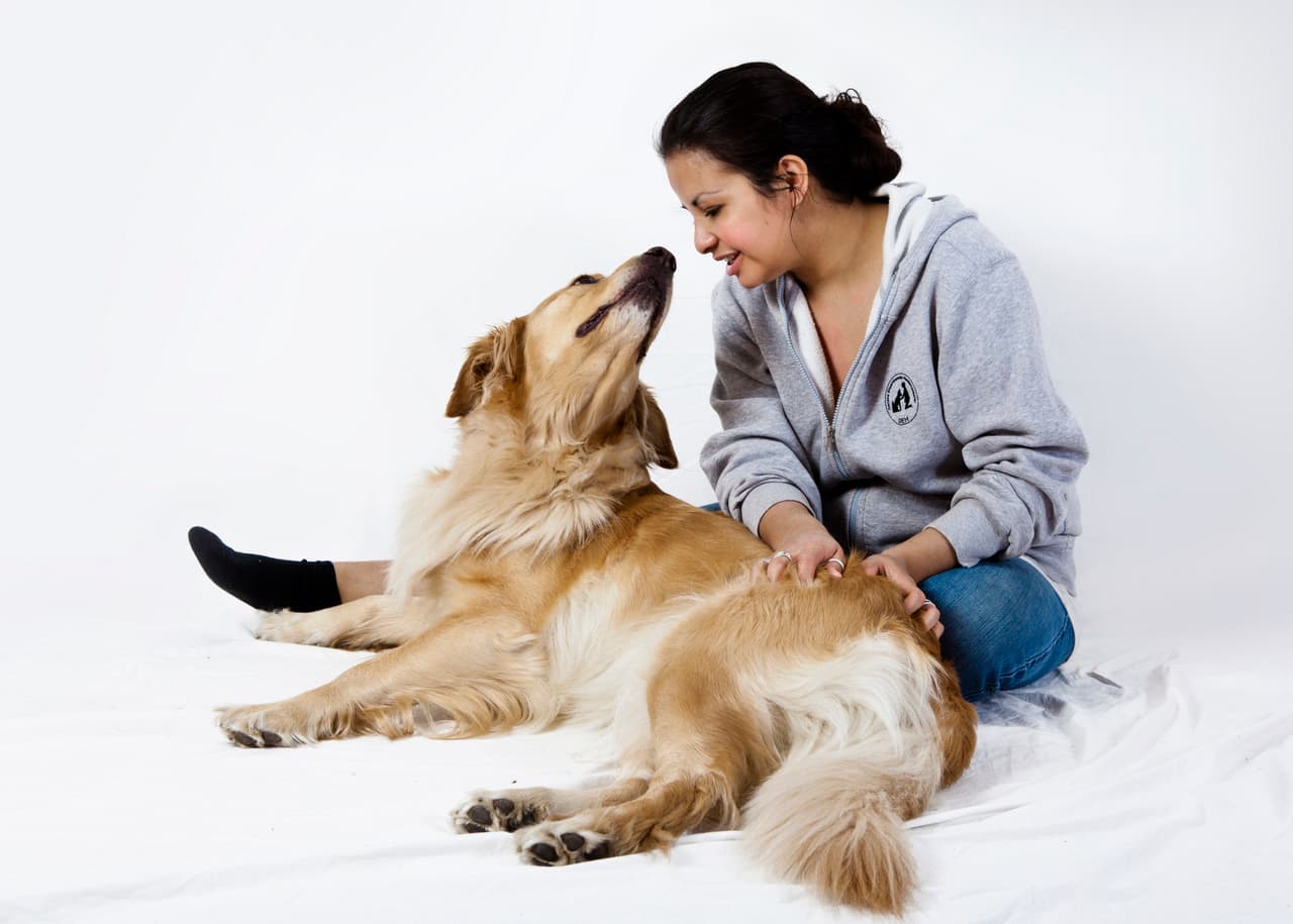 Nanna og en golden retriever næse mod næse hos VillaVOV